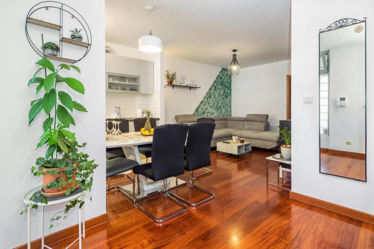 Airy 2-br Apt W/ Open Layout & Modern Design Apartamento Split